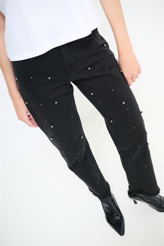 JEANS NERO CON BORCHIE E FONDO TAGLIO VIVO