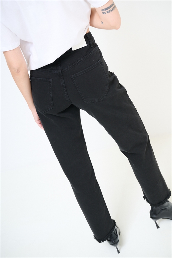 JEANS NERO CON BORCHIE E FONDO TAGLIO VIVO