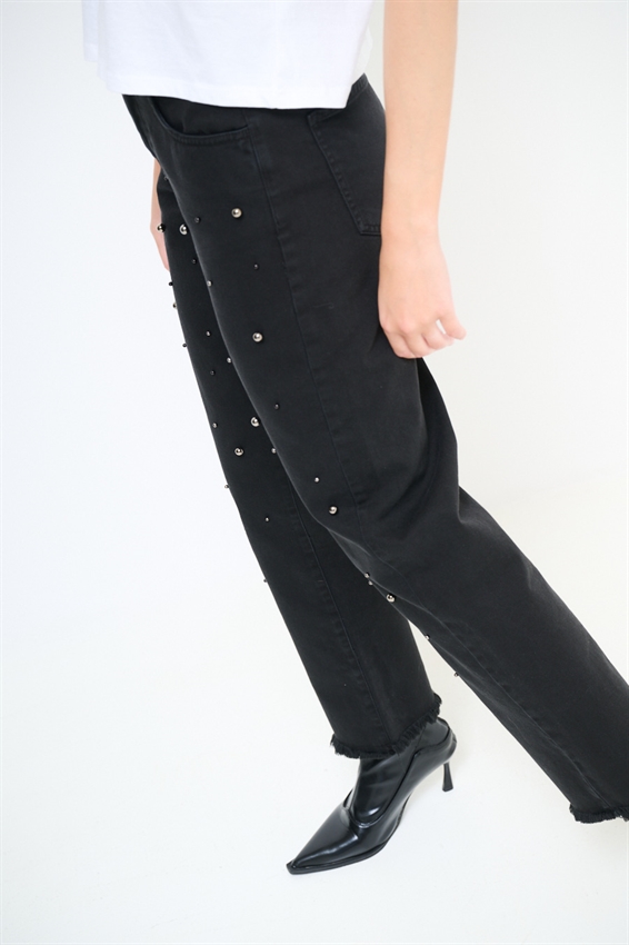 JEANS NERO CON BORCHIE E FONDO TAGLIO VIVO