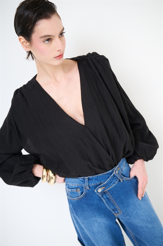 BLUSA CON INCROCIO E SPALLINI NERO