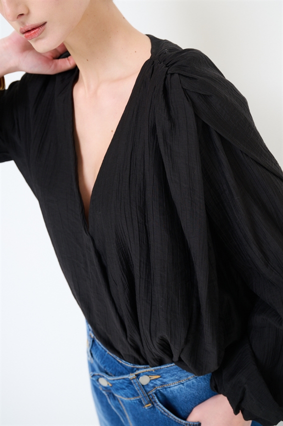 BLUSA CON INCROCIO E SPALLINI NERO
