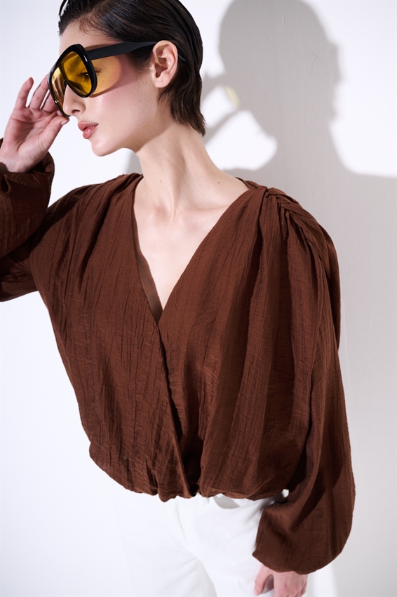 BLUSA CON INCROCIO E SPALLINI MORO