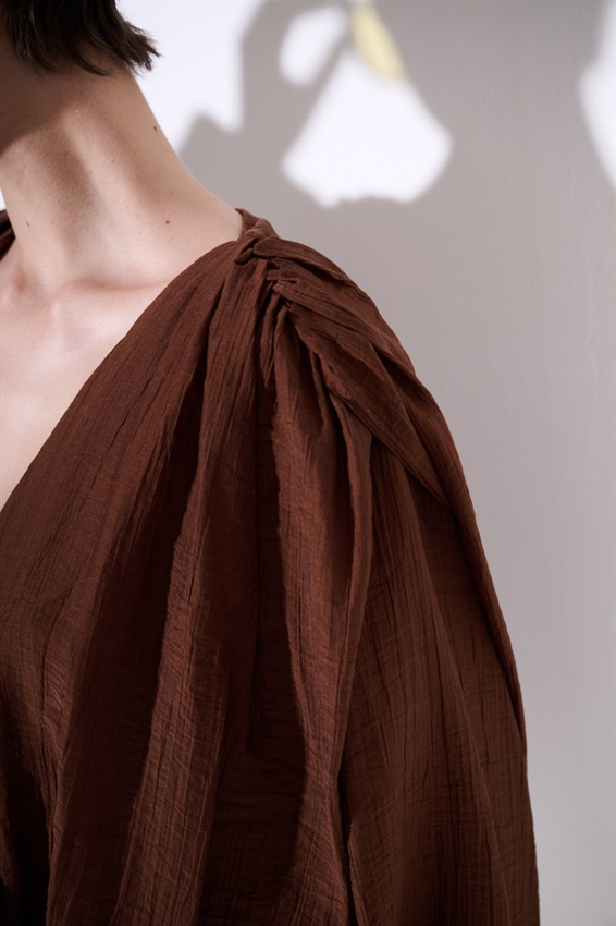 BLUSA CON INCROCIO E SPALLINI MORO