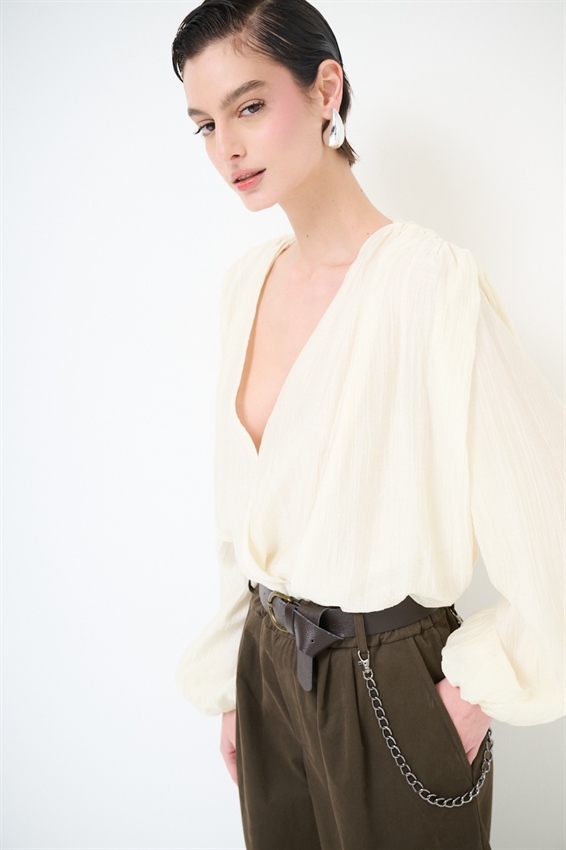 BLUSA CON INCROCIO E SPALLINI PANNA