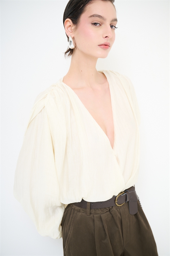 BLUSA CON INCROCIO E SPALLINI PANNA