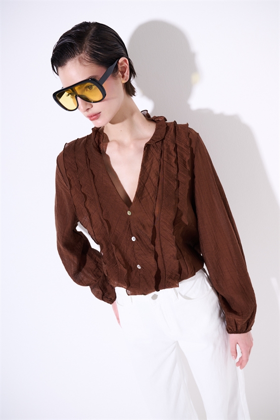 BLUSA CON ROUCHES E BOTTONI MORO