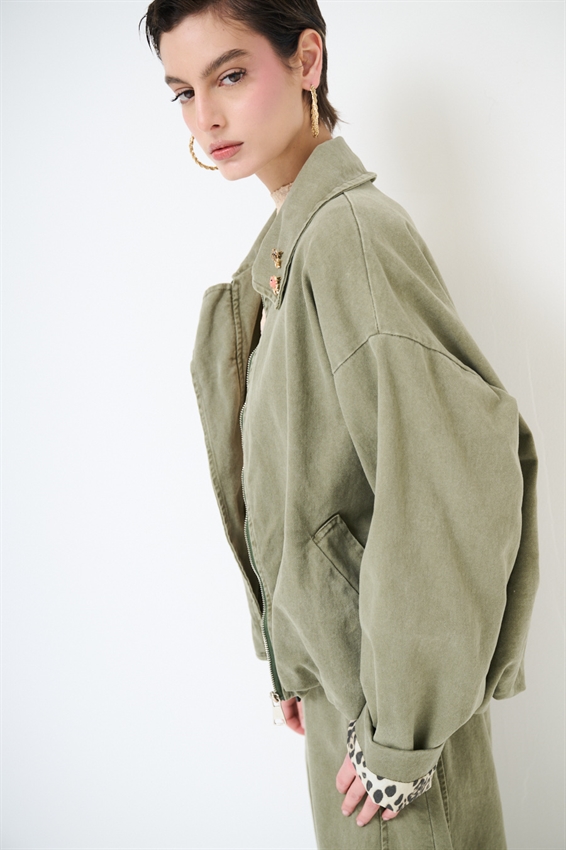 BOMBER OVERSIZE CON FONDO MACULA E SPILLE VERDE MILITARE