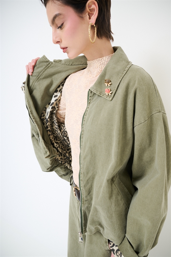 BOMBER OVERSIZE CON FONDO MACULA E SPILLE VERDE MILITARE