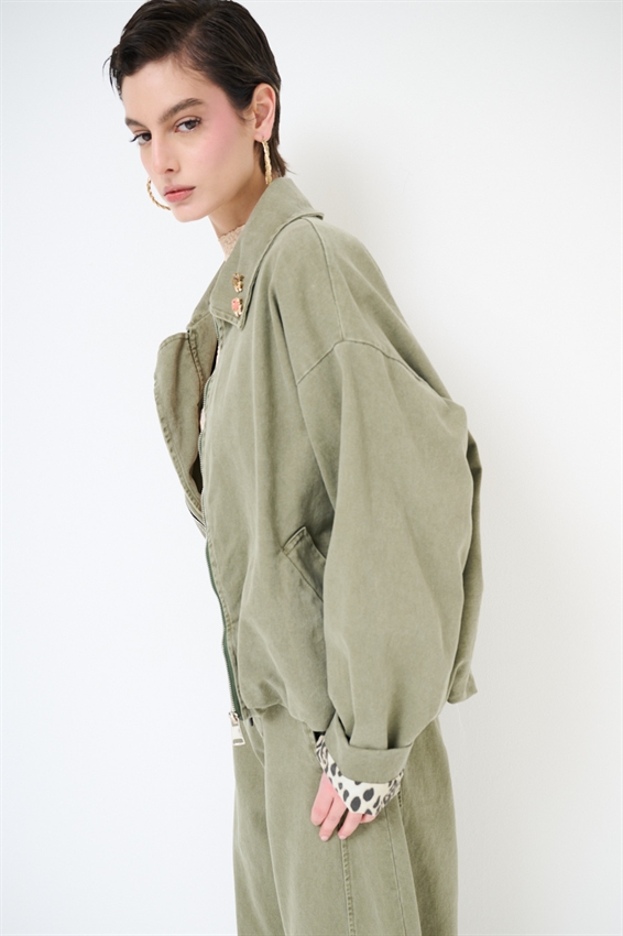 BOMBER OVERSIZE CON FONDO MACULA E SPILLE VERDE MILITARE