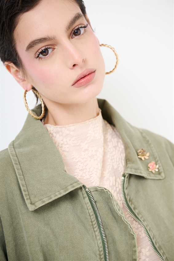 BOMBER OVERSIZE CON FONDO MACULA E SPILLE VERDE MILITARE