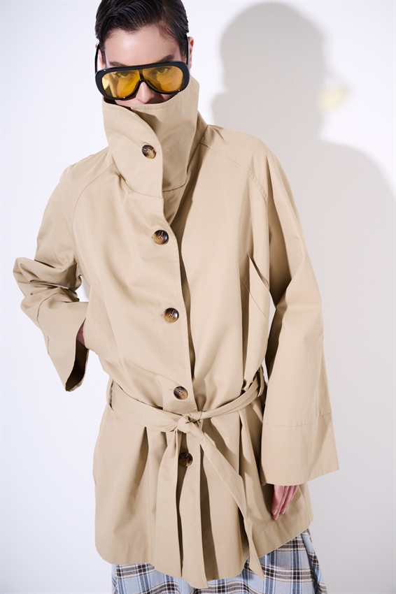 TRENCH MIDI CON COLLO ALTO E CINTURA SABBIA