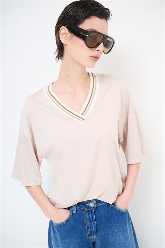 T-SHIRT OVER SCOLLO A V E CON COSTINA BEIGE