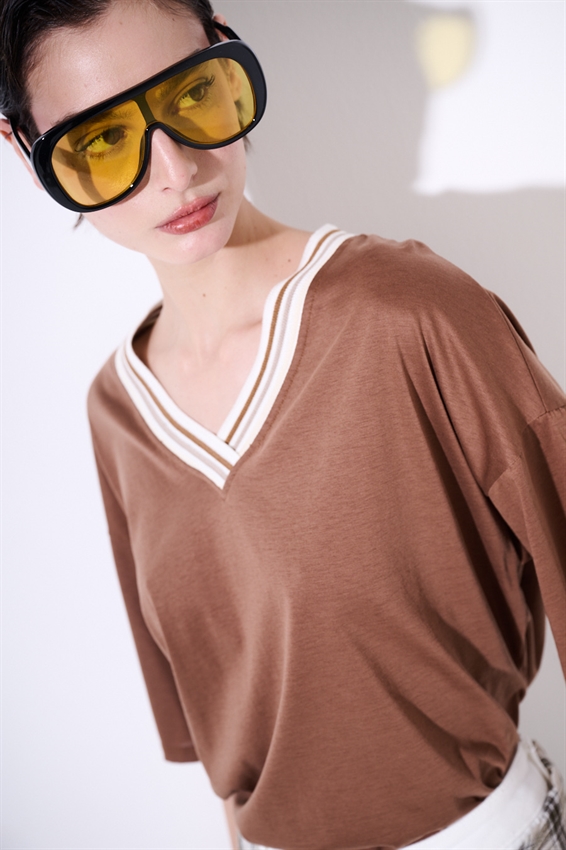 T-SHIRT OVER SCOLLO A V E CON COSTINA TABACCO