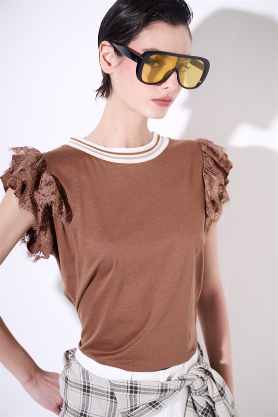 T-SHIRT CON VOLANT PIZZO MANICA + COSTINA TABACCO