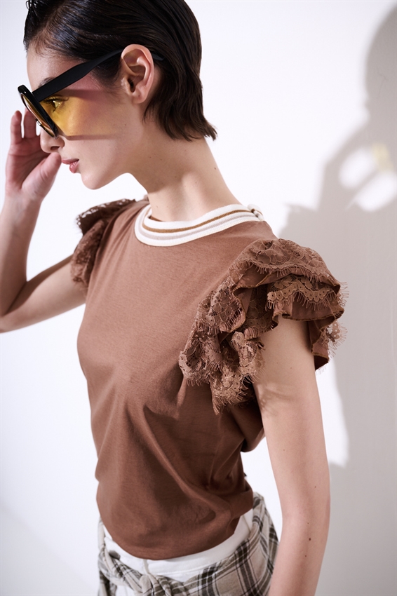 T-SHIRT CON VOLANT PIZZO MANICA + COSTINA TABACCO