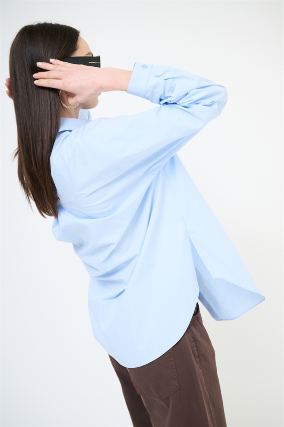 CAMICIA OVER CON RICAMO AMAMI SUL RETRO CELESTE