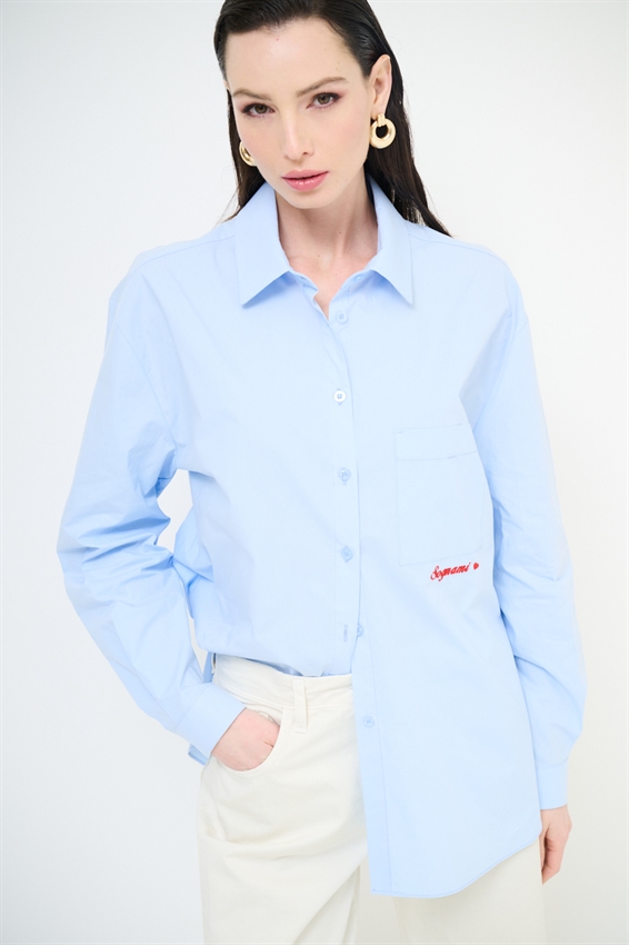 CAMICIA CON TASCHINO E RICAMO SOGNAMI SUL DAV. CELESTE