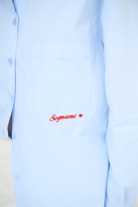 CAMICIA CON TASCHINO E RICAMO SOGNAMI SUL DAV. CELESTE