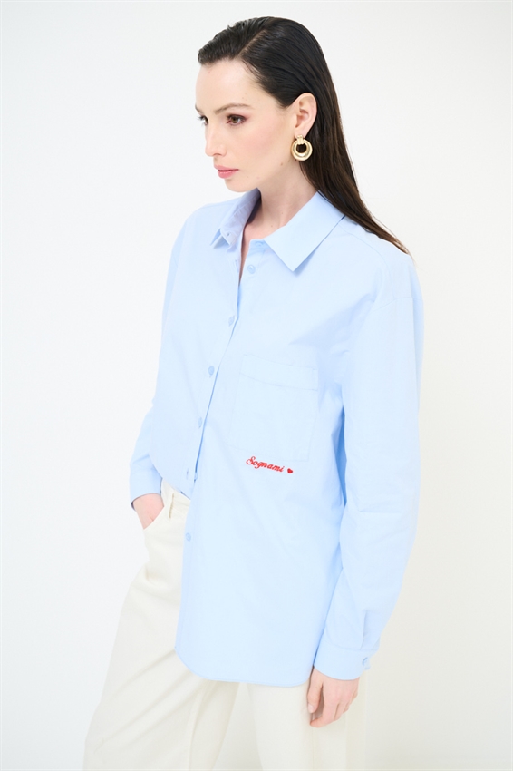 CAMICIA CON TASCHINO E RICAMO SOGNAMI SUL DAV. CELESTE