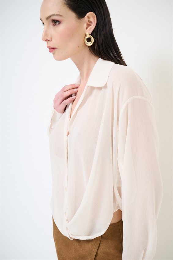 CAMICIA CON RIPRESA DAV. E FONDO A SBUFFO BURRO