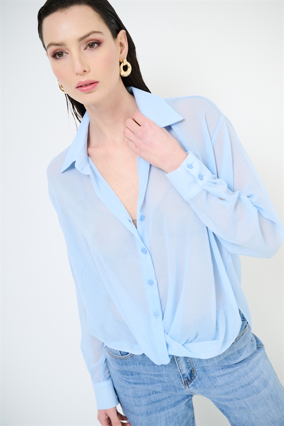 CAMICIA CON RIPRESA DAV. E FONDO A SBUFFO CELESTE