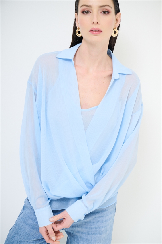 BLUSA CON INCROCIO DAV. E CON CANOTTA CELESTE