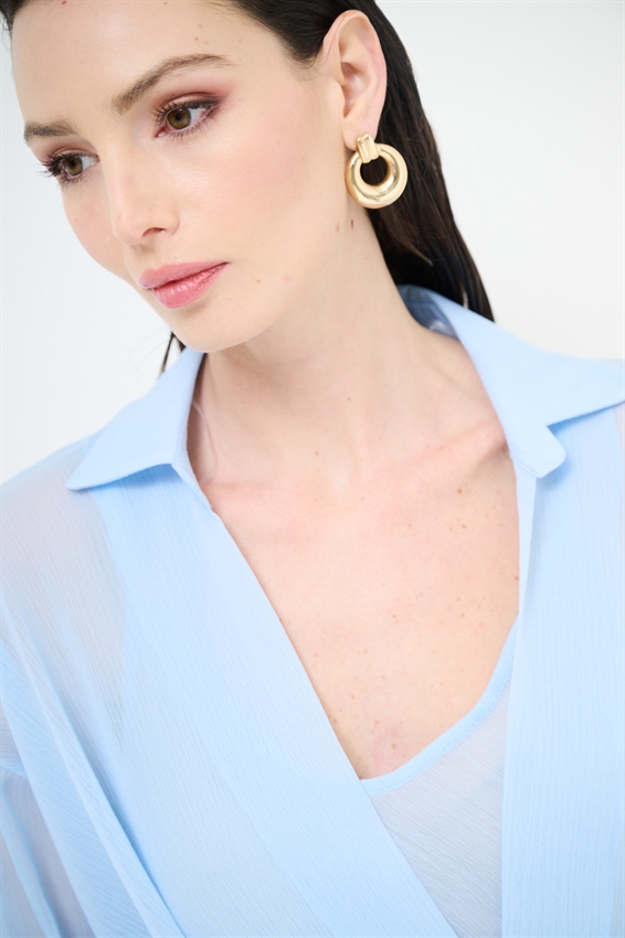 BLUSA CON INCROCIO DAV. E CON CANOTTA CELESTE