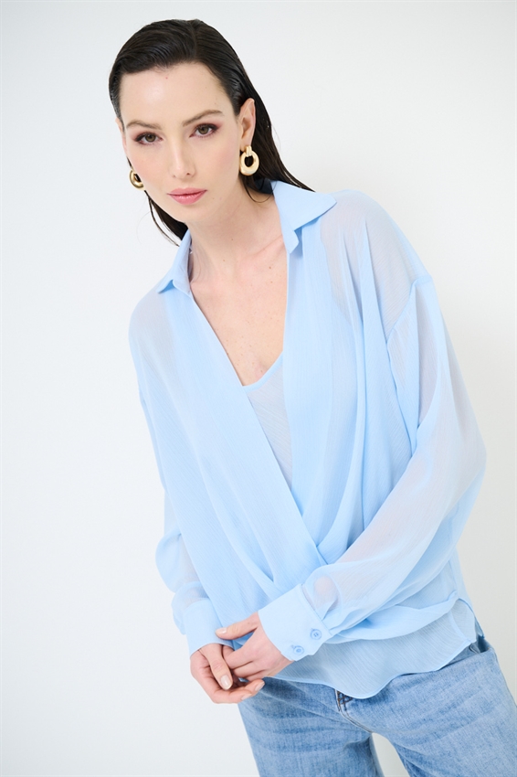 BLUSA CON INCROCIO DAV. E CON CANOTTA CELESTE