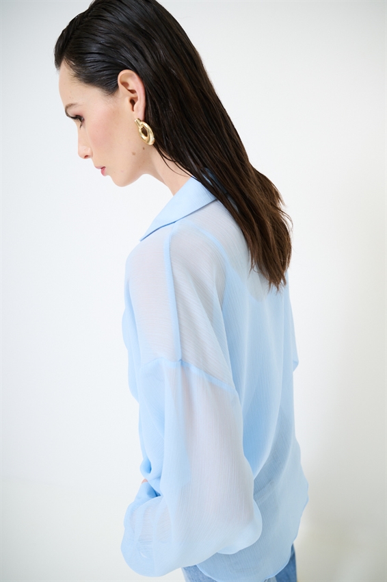 BLUSA CON INCROCIO DAV. E CON CANOTTA CELESTE