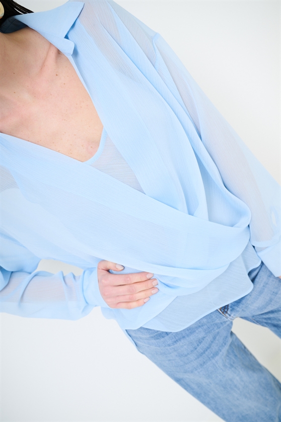 BLUSA CON INCROCIO DAV. E CON CANOTTA CELESTE