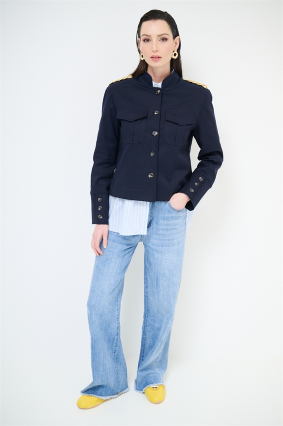 GIACCA CORTA CON TASCHE CARGO E RICAMO SPALLA BLU