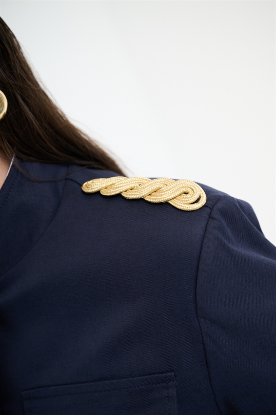 GIACCA CORTA CON TASCHE CARGO E RICAMO SPALLA BLU