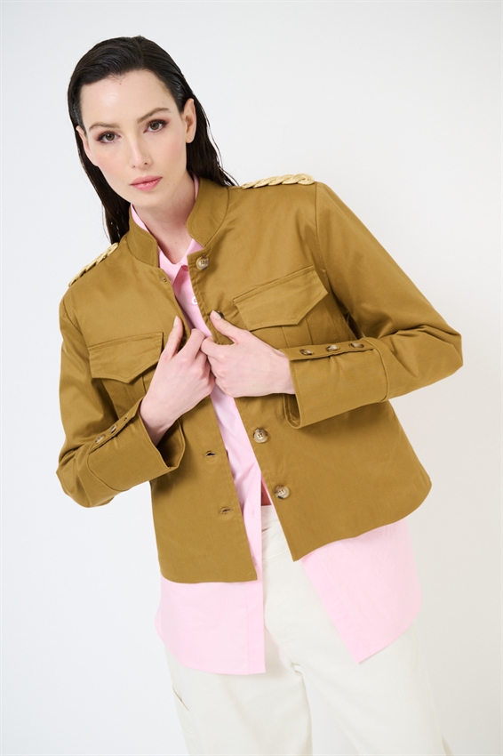 GIACCA CORTA CON TASCHE CARGO E RICAMO SPALLA CAMMELLO