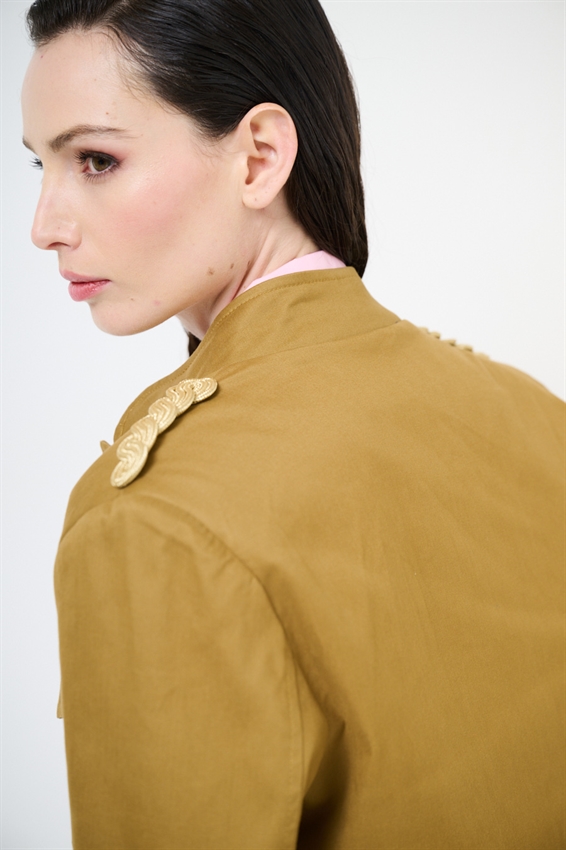 GIACCA CORTA CON TASCHE CARGO E RICAMO SPALLA CAMMELLO