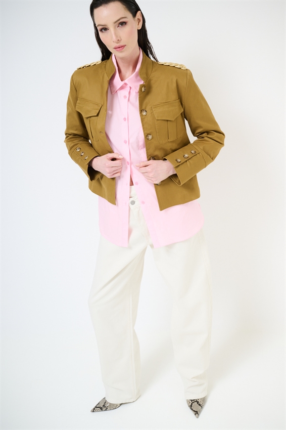 GIACCA CORTA CON TASCHE CARGO E RICAMO SPALLA CAMMELLO