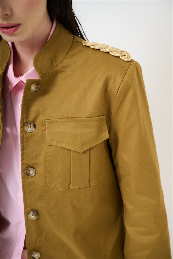 GIACCA CORTA CON TASCHE CARGO E RICAMO SPALLA CAMMELLO