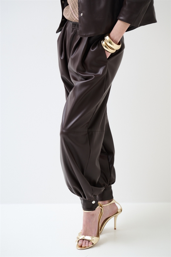 PANTALONE BALLOON ECOPELLE CON BOTT. SU FONDO MORO