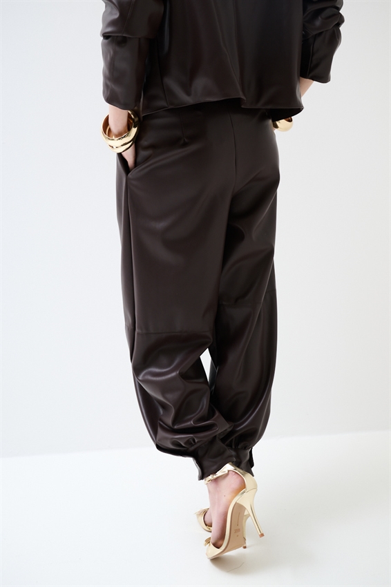 PANTALONE BALLOON ECOPELLE CON BOTT. SU FONDO MORO