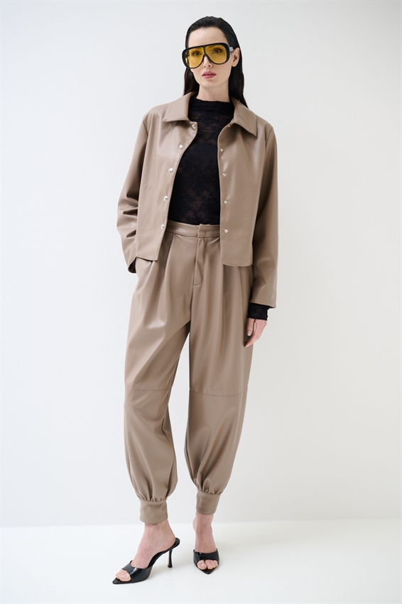 PANTALONE BALLOON ECOPELLE CON BOTT. SU FONDO TAUPE