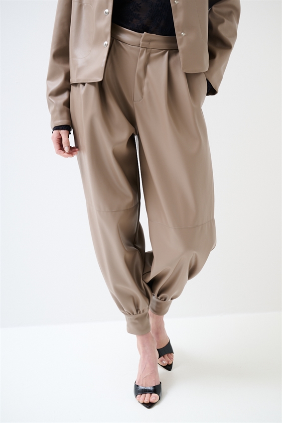 PANTALONE BALLOON ECOPELLE CON BOTT. SU FONDO TAUPE