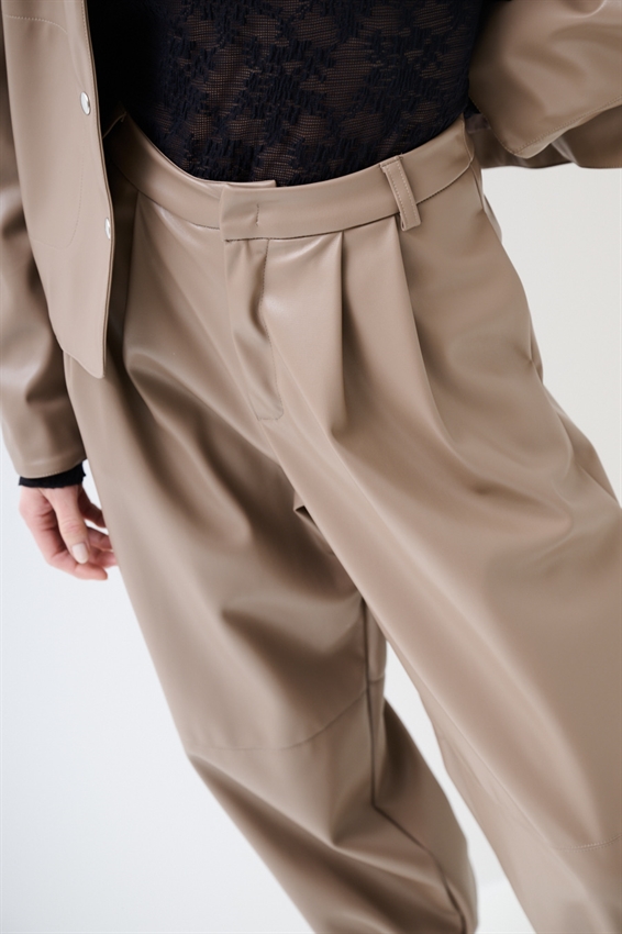 PANTALONE BALLOON ECOPELLE CON BOTT. SU FONDO TAUPE