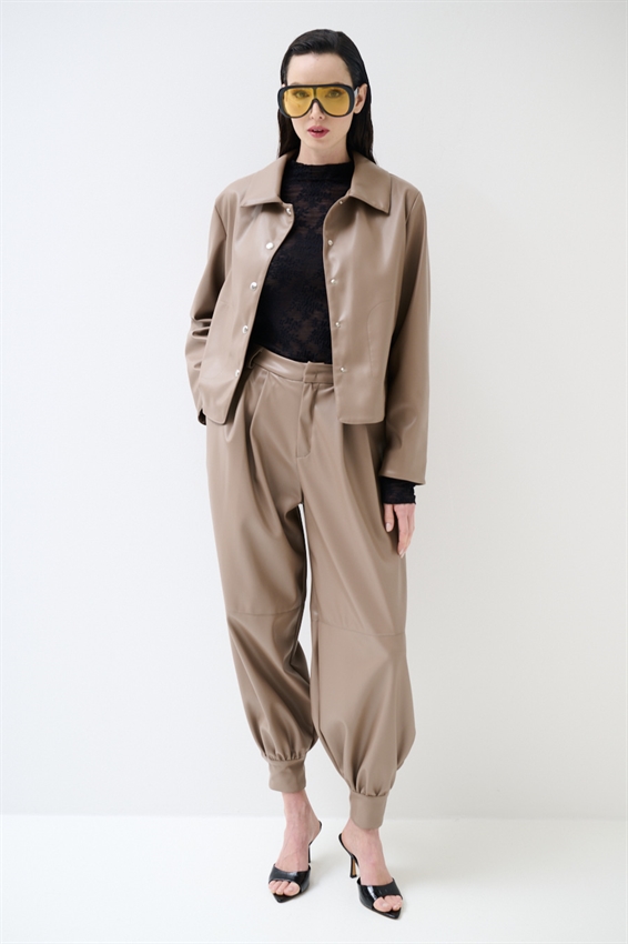 PANTALONE BALLOON ECOPELLE CON BOTT. SU FONDO TAUPE