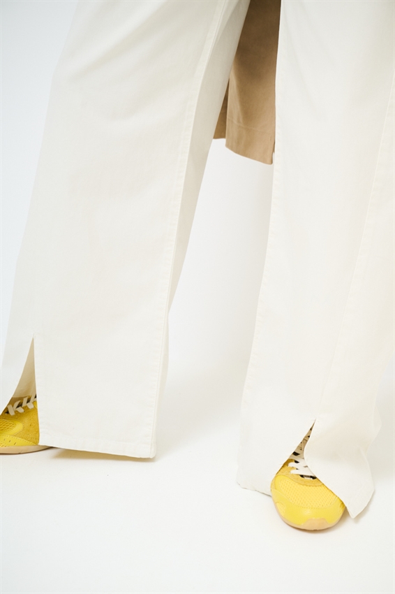 PANTALONE DRITTO CON SPACCHI IN GABARDINA MEDIA BURRO