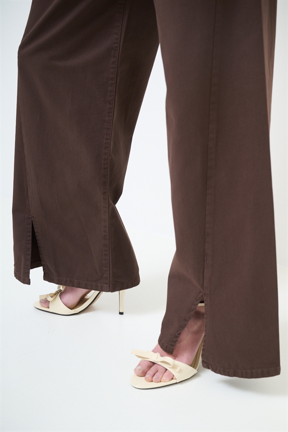 PANTALONE DRITTO CON SPACCHI IN GABARDINA MEDIA MORO