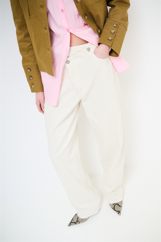 PANTALONE CON ABBOTTONATURA ASIMMETRICA BURRO