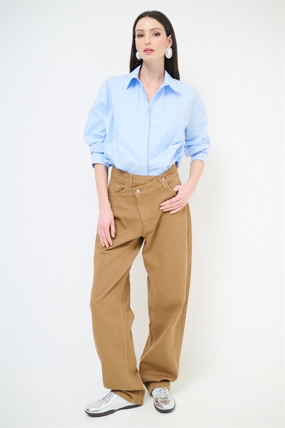 PANTALONE CON ABBOTTONATURA ASIMMETRICA CAMMELLO