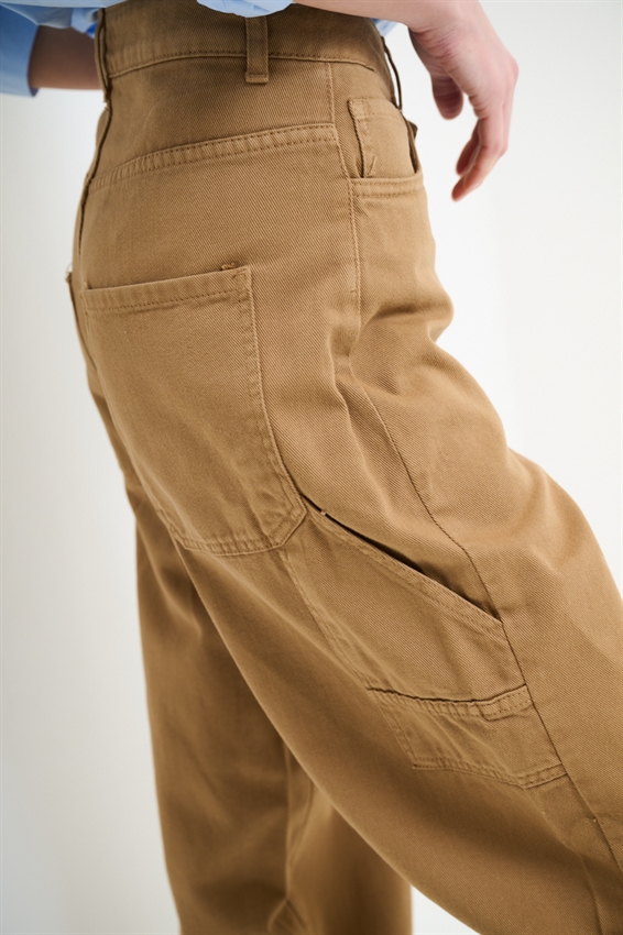 PANTALONE CON ABBOTTONATURA ASIMMETRICA CAMMELLO