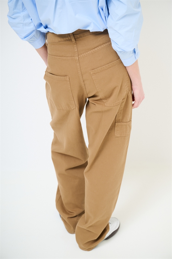 PANTALONE CON ABBOTTONATURA ASIMMETRICA CAMMELLO