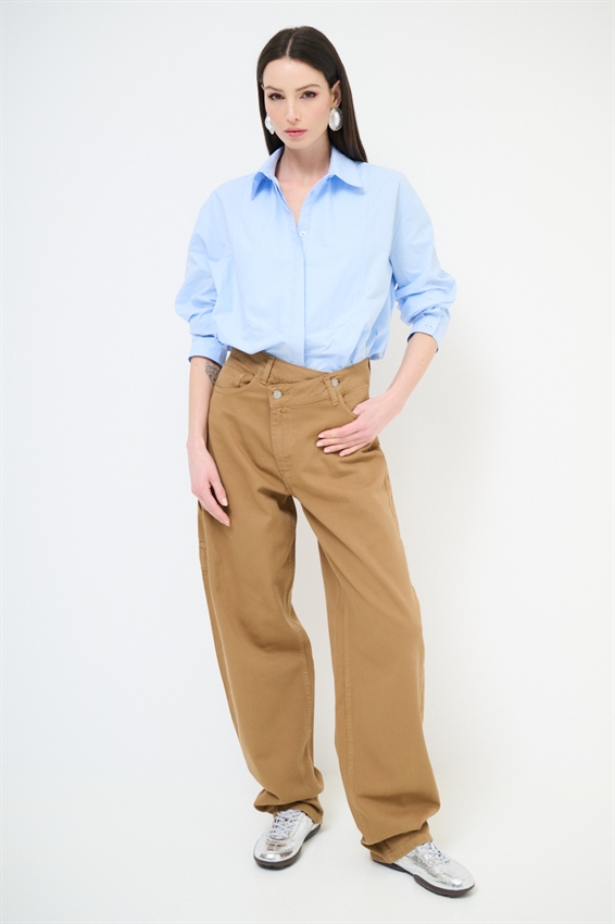 PANTALONE CON ABBOTTONATURA ASIMMETRICA CAMMELLO