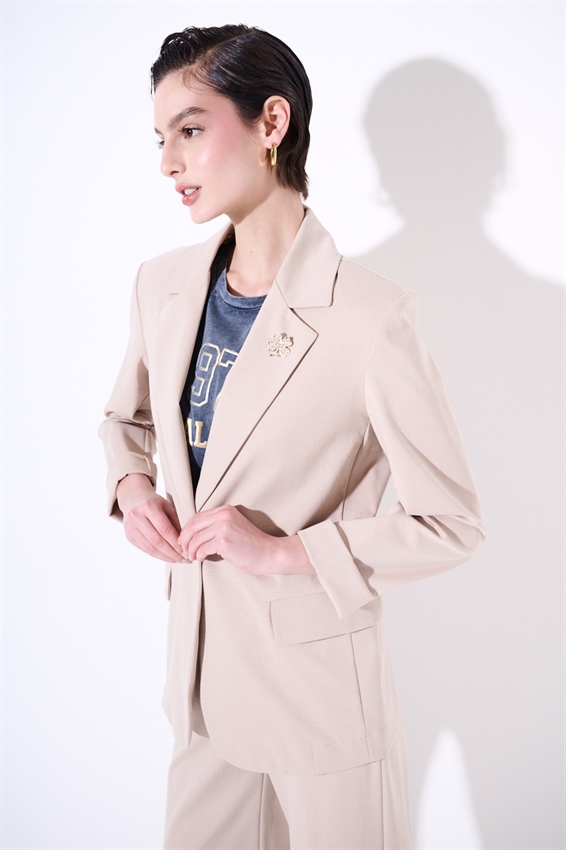 GIACCA BASIC PUNTO MILANO CON PATTINE E SPILLE SABBIA